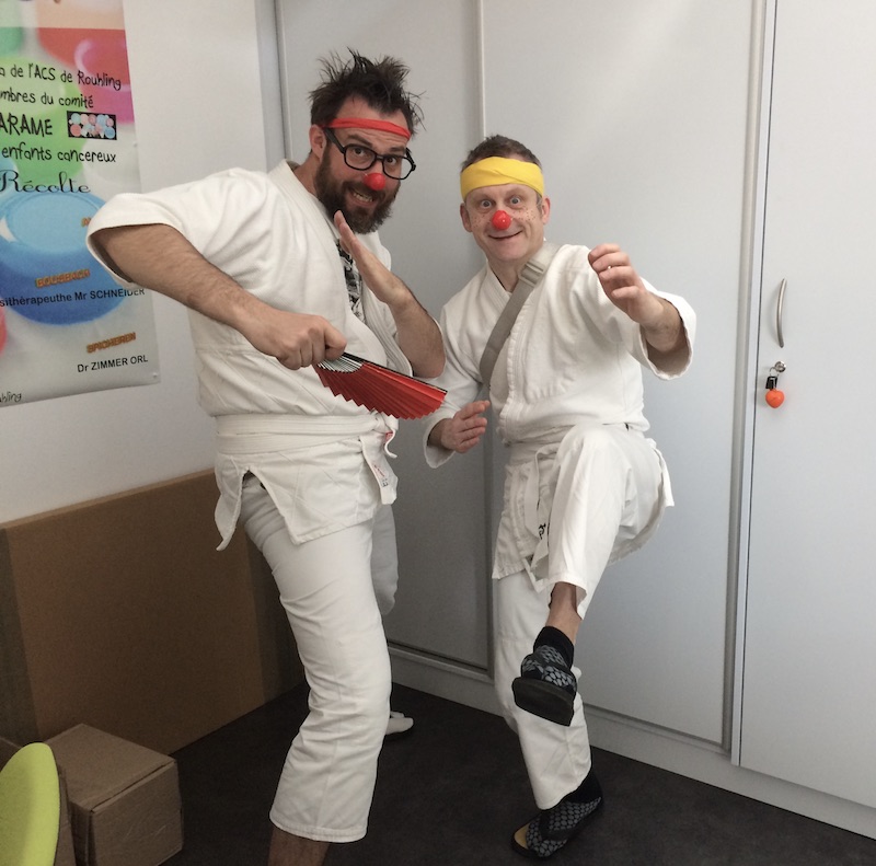 Des clowns judokas à l'arame