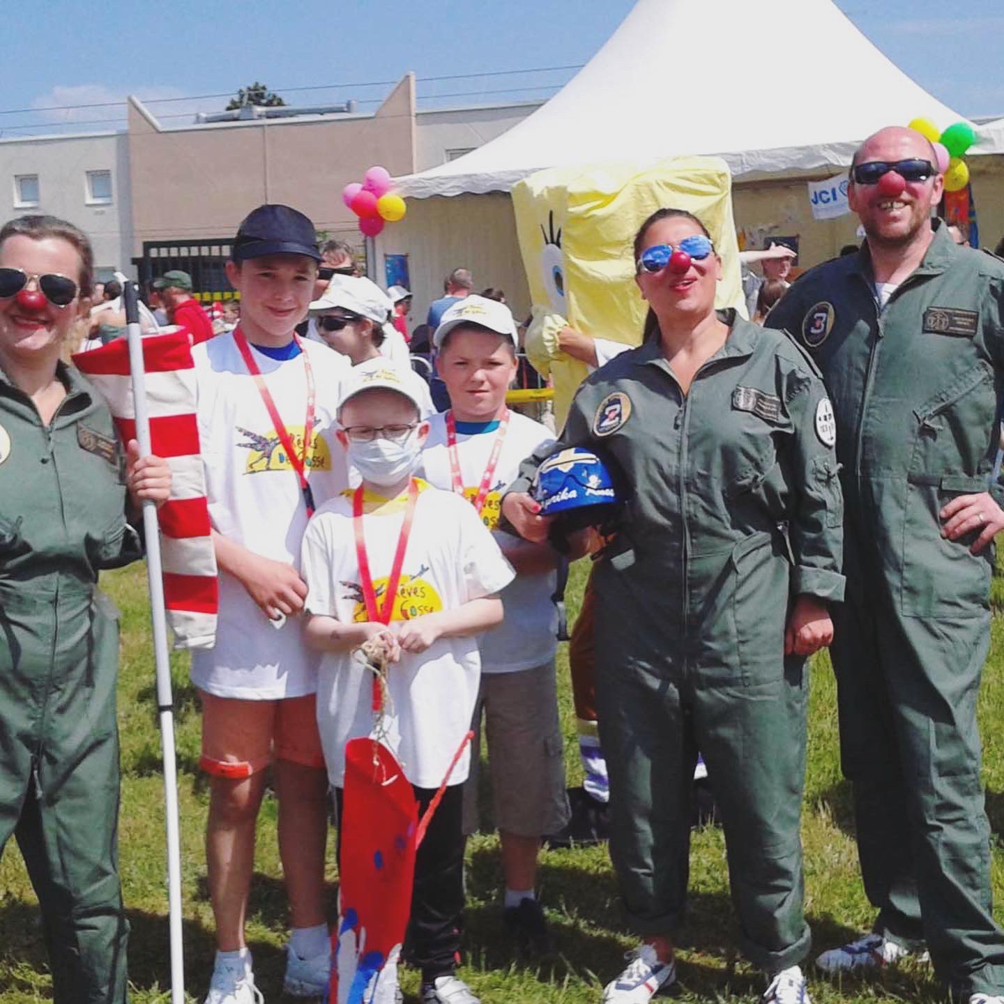 Les enfants posent avec les pilotes des avions qui les ont emmenés survoler l'Alsace