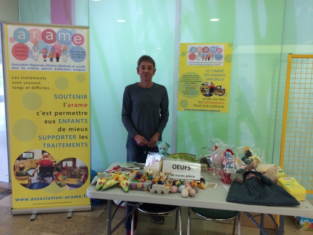 Stand de l'arame à l'hôpital pour la vente de décorations de Pâques