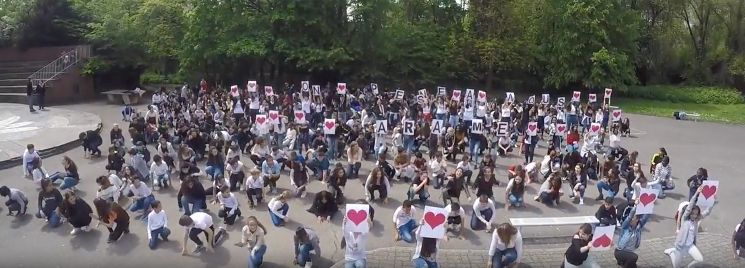 Photo de la flashmob des élèves du collège FORLEN