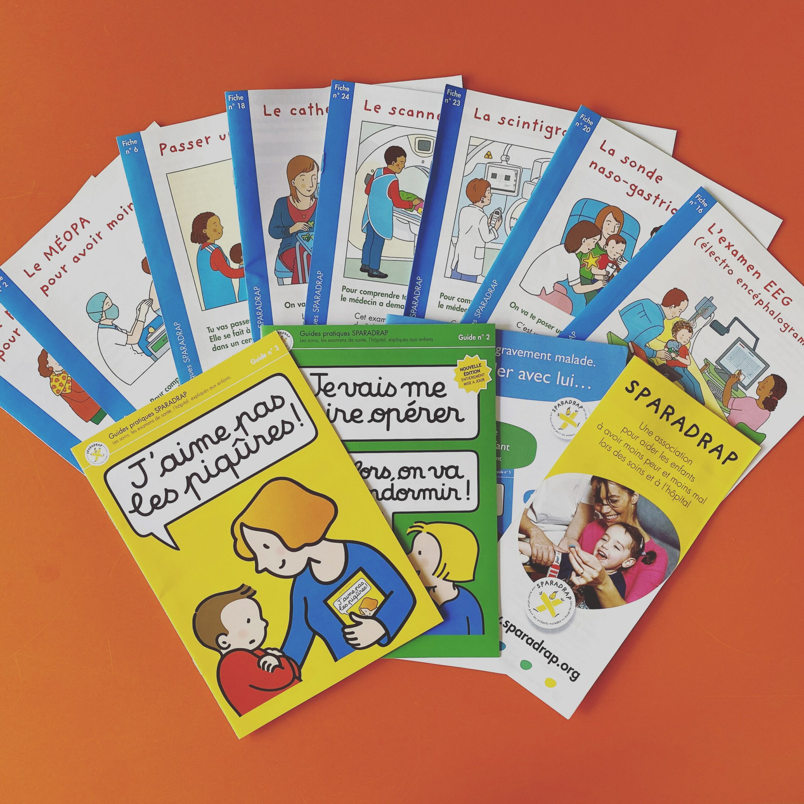 Des livres achetés pour aider les enfants et leurs proches à comprendre les différents soins auxquels ils vont être exposés.